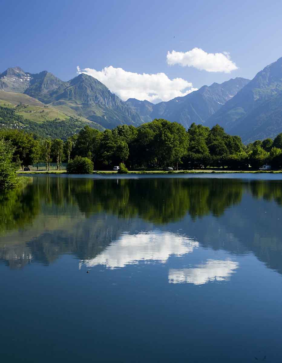 avajan lake in the pyrenees image of