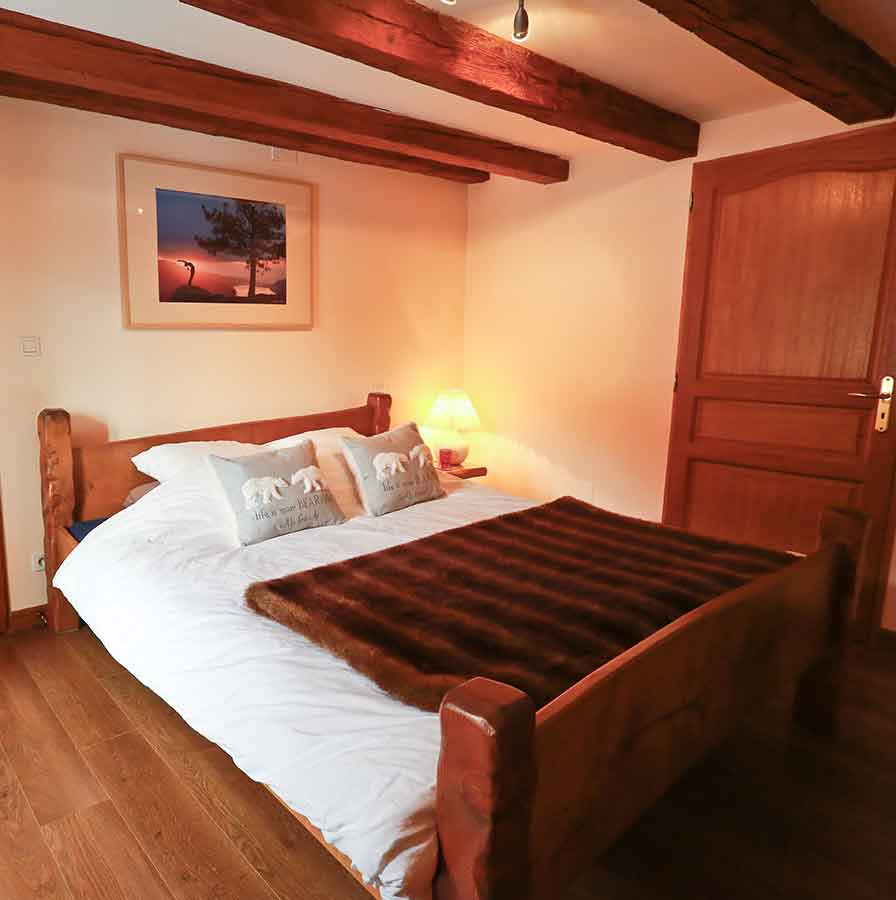 Ancienne Poste Avajan Lodge bedroom image of